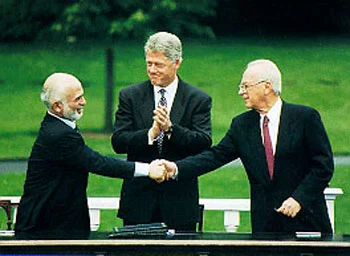 חוסיין, קלינטון ורבין בוושינגטון, 25 ביולי 1994 — בדרך להסכם השלום שנחתם באוקטובר
