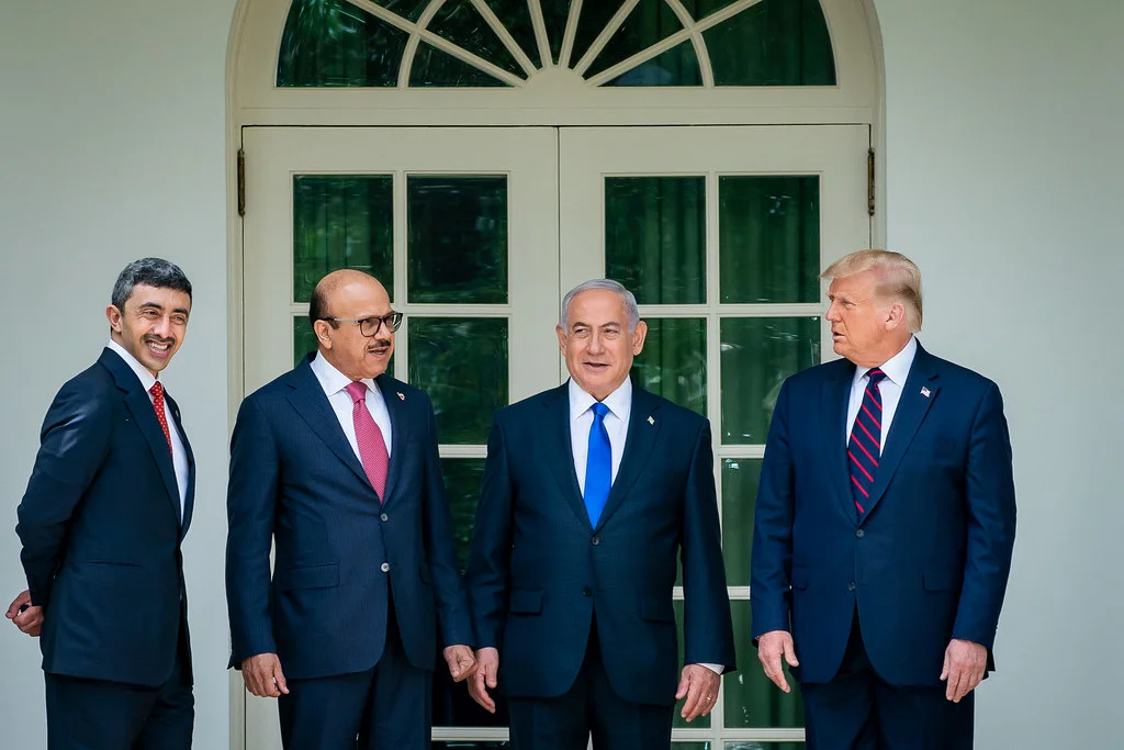 טראמפ צועד בשדרת העמודים של הבית הלבן עם א-זיאני, נתניהו ועבדאללה בן זאיד בדרך לטקס החתימה