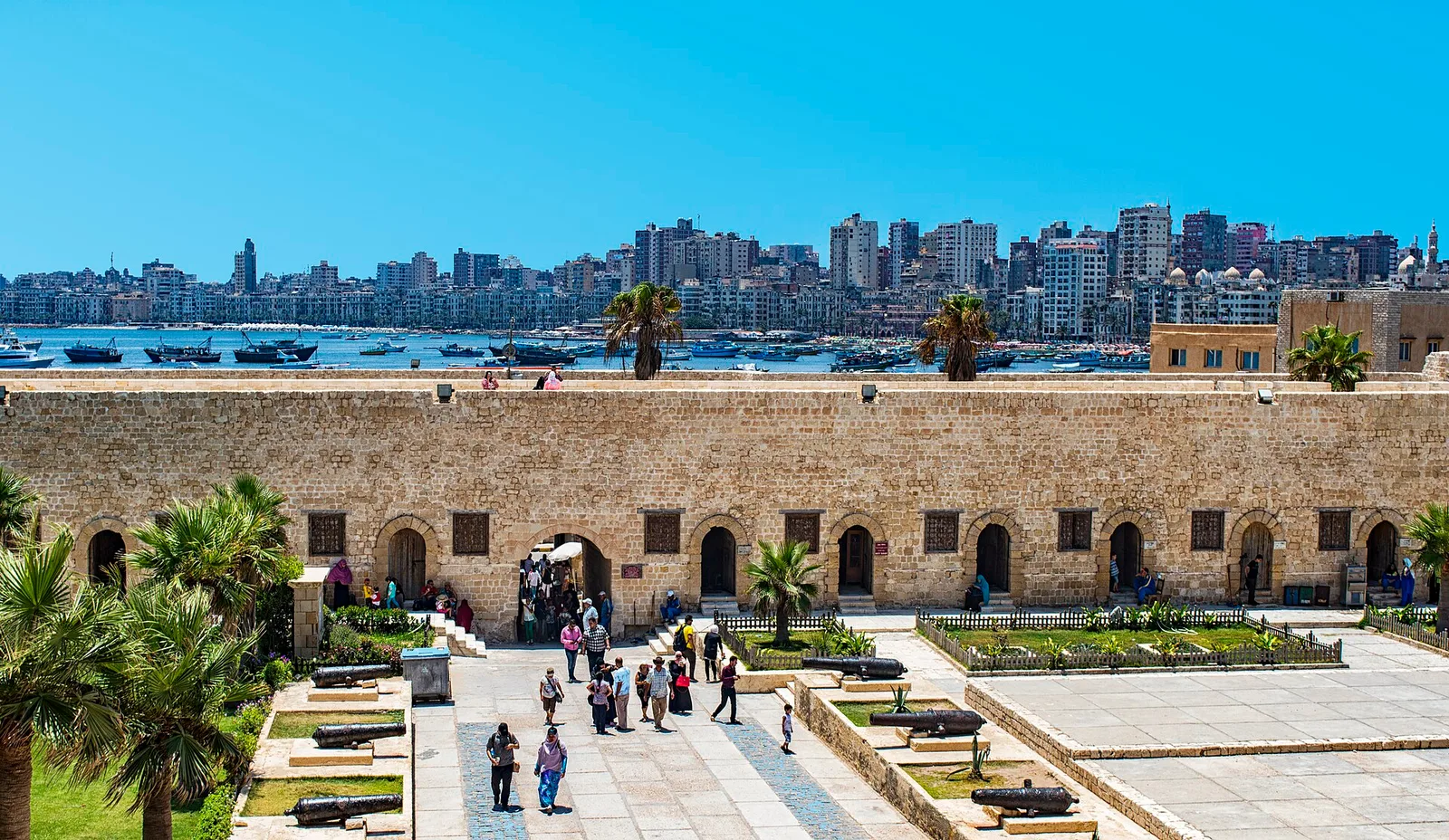 אלכסנדריה. עיר הנמל הראשית של מצרים לחוף הים התיכון, שייסד אלכסנדר הגדול ונודעה בעת העתיקה בספרייתה.