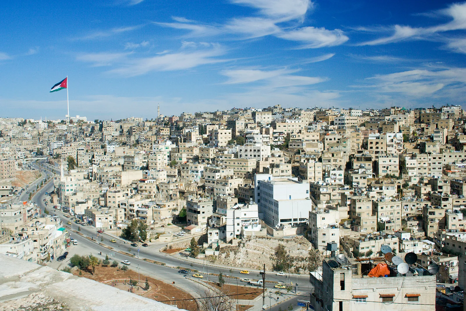עמאן. בירת ירדן, עיר של בתי אבן בהירים הפרושה על פני גבעות רבות.