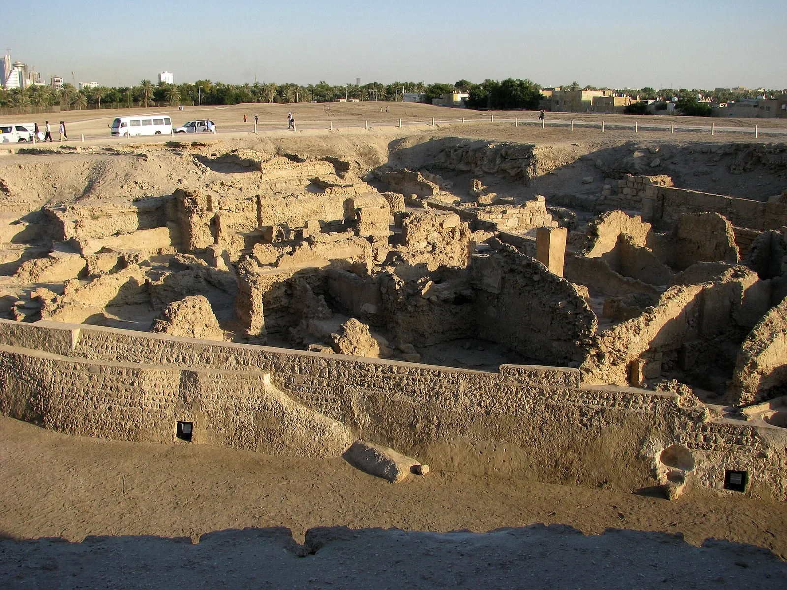 מבצר בחריין (קלעת אל־בחריין). תל ארכאולוגי ומבצר בחוף הצפוני של בחריין, שהיה בירת תרבות דילמון העתיקה.