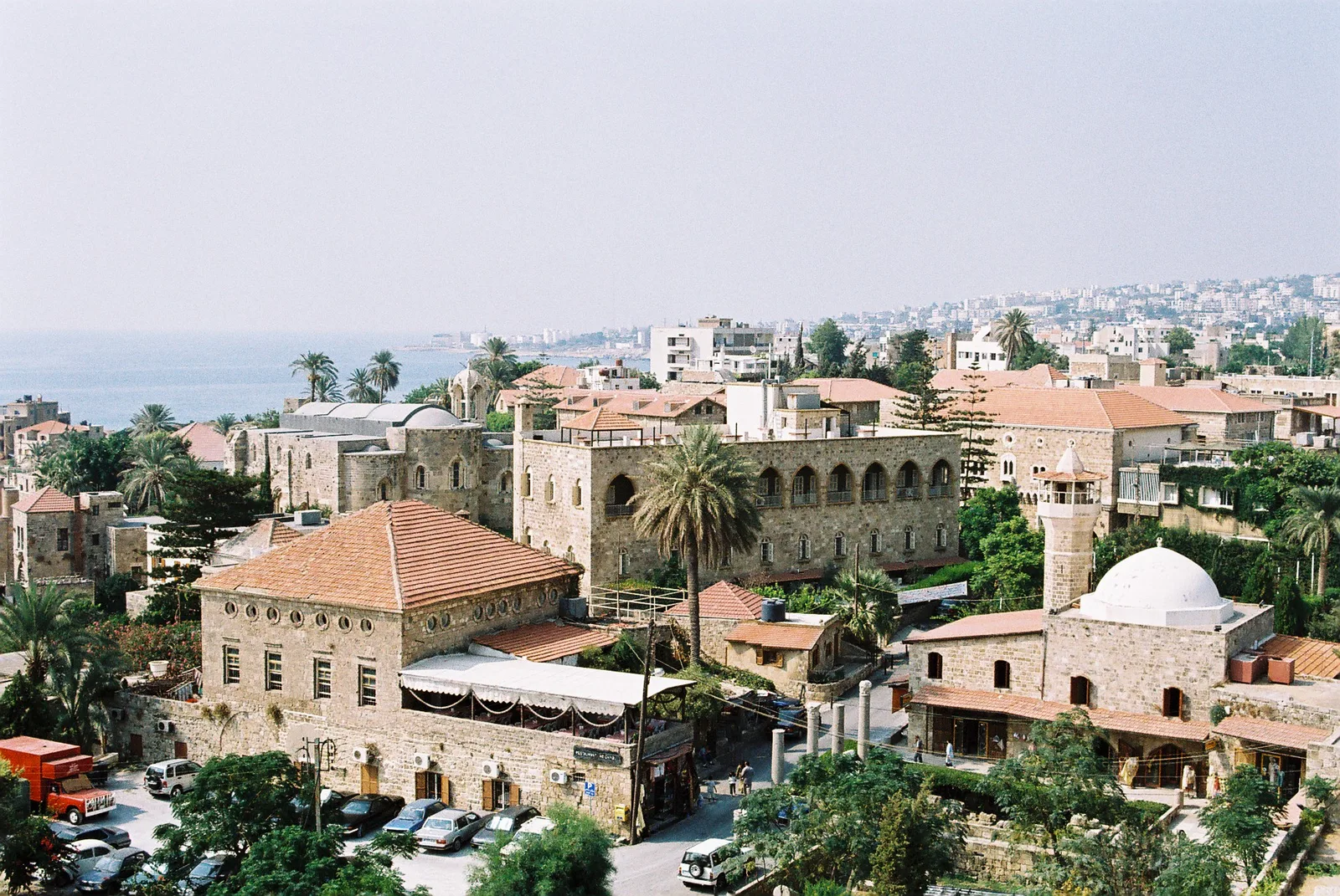 גבל (ביבלוס). עיר נמל פיניקית עתיקה מצפון לביירות, ובה נמל קטן, מבצר צלבני ושווקים ישנים.
