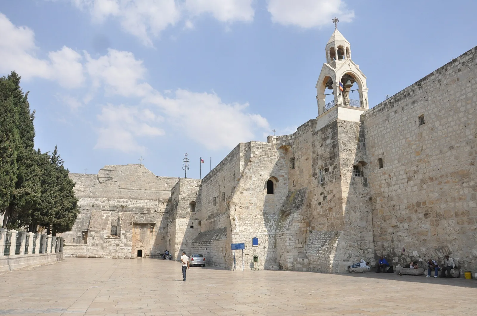 כנסיית המולד, בית לחם. כנסייה בבית לחם שבגדה המערבית, שנבנתה מעל המערה שבה נולד ישו לפי אמונת הנוצרים.
