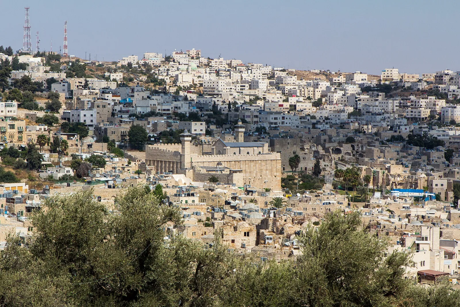 חברון. עיר עתיקה בדרום הגדה המערבית, ובה מערת המכפלה / מסגד אברהם, מקום קבורתו של אברהם לפי מסורת היהודים, הנוצרים והמוסלמים.
