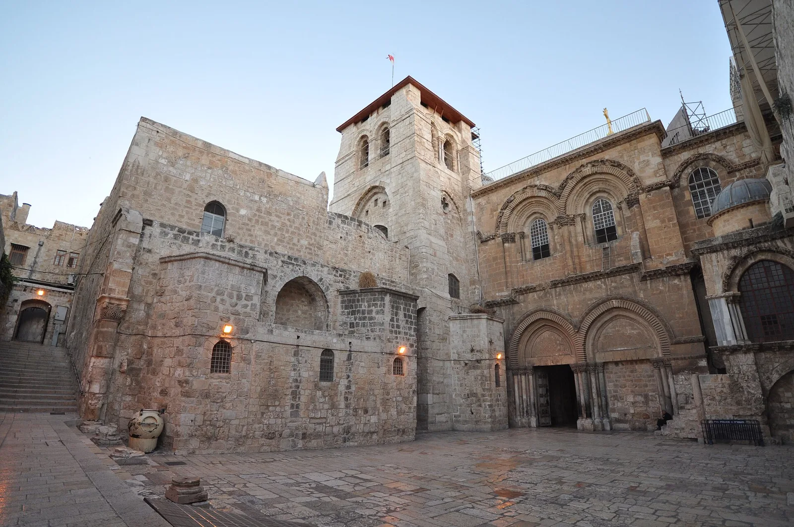כנסיית הקבר. כנסייה בעיר העתיקה של ירושלים, שלפי אמונת הנוצרים עומדת במקום צליבתו וקבורתו של ישו.
