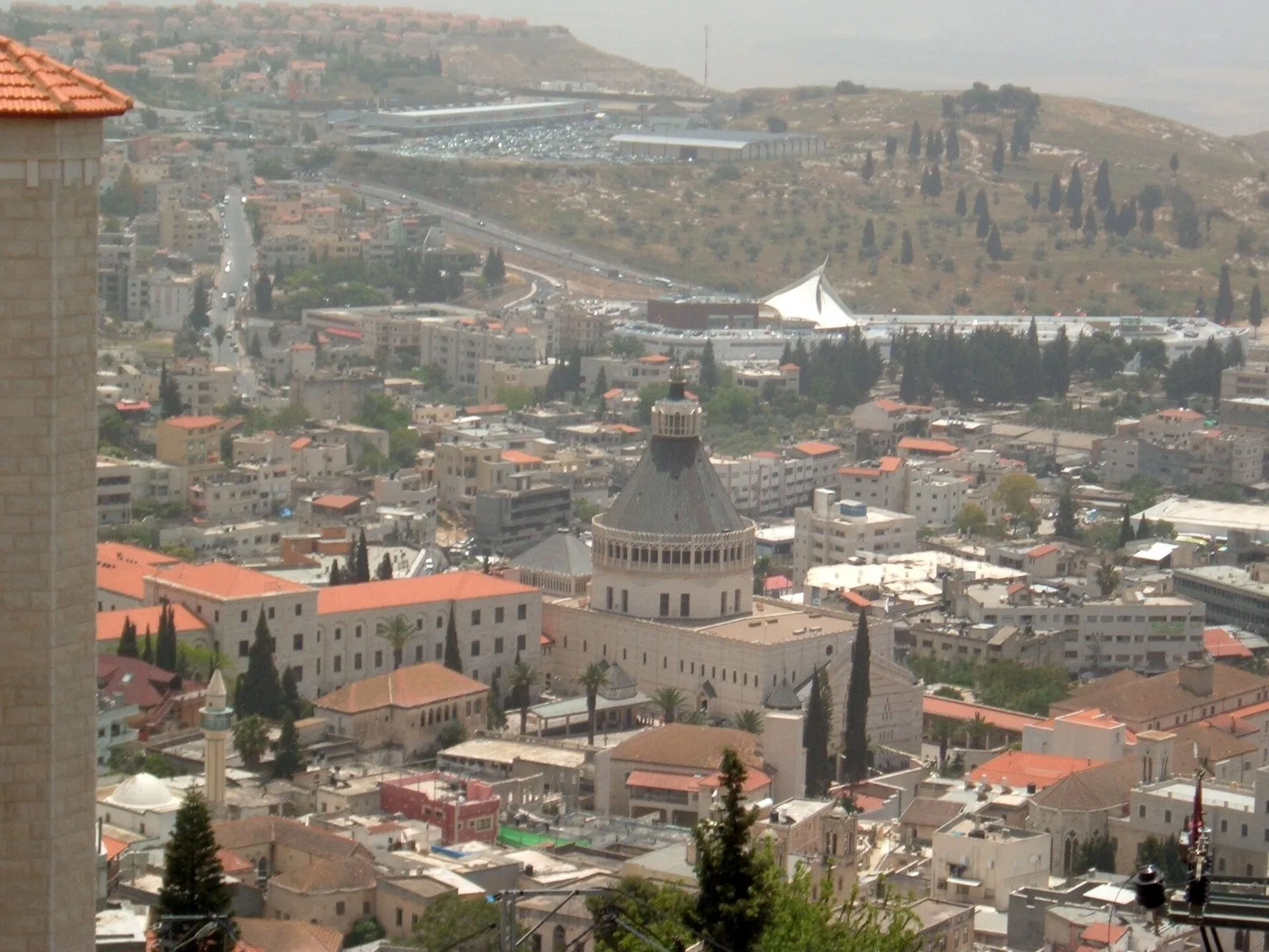 נצרת. עיר בגליל שבצפון ישראל, שרוב תושביה ערבים; לפי המסורת הנוצרית גדל בה ישו.