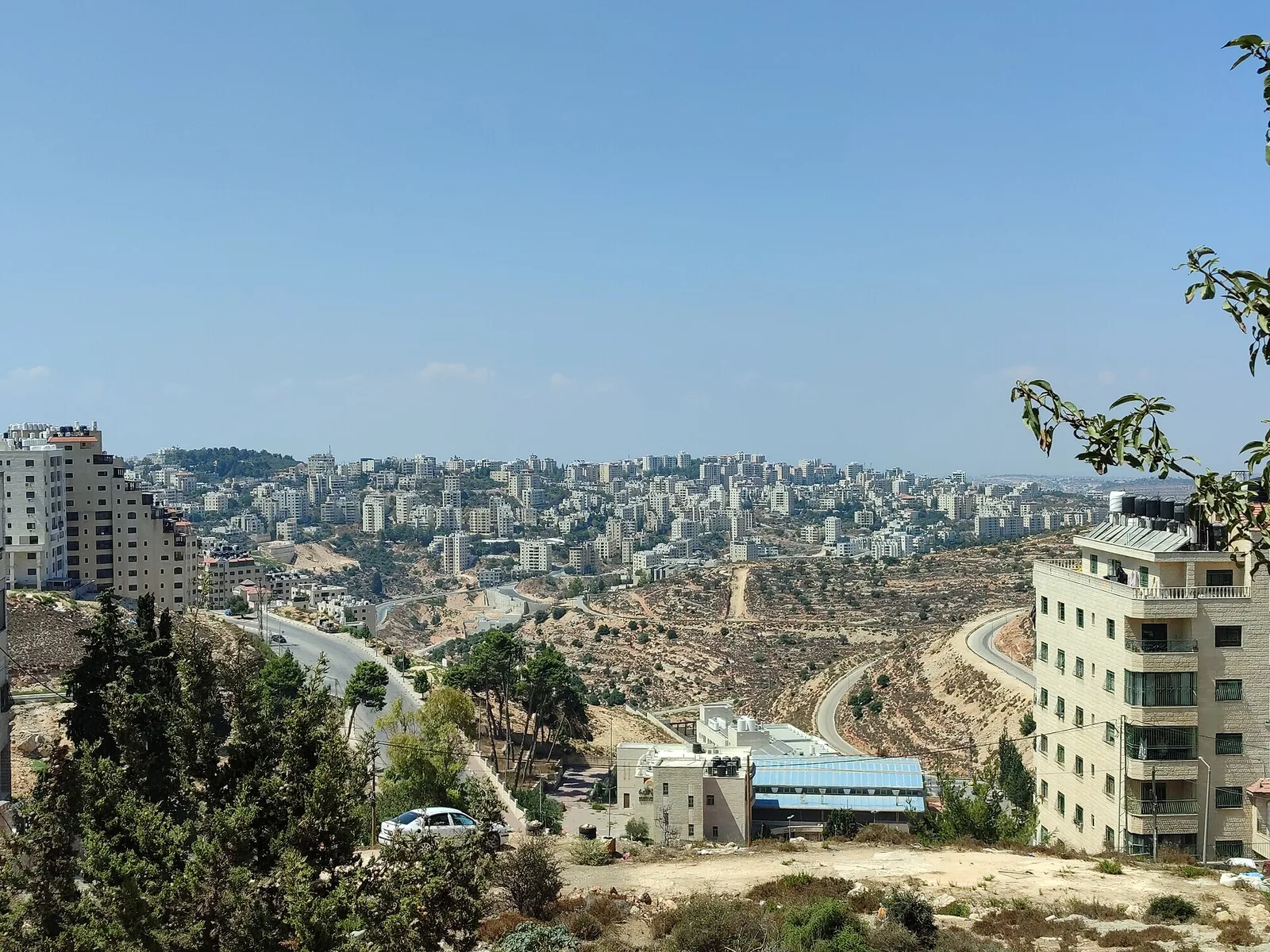 רמאללה. עיר במרכז הגדה המערבית, מוקד של מסחר, תרבות ומינהל פלסטיניים.