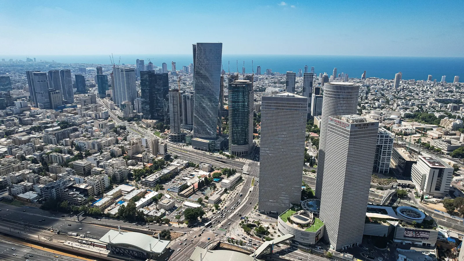 תל אביב. עיר של חופים, בתי קפה ולילות ארוכים לחוף הים התיכון, ומרכז העסקים והתרבות העיקרי של ישראל.