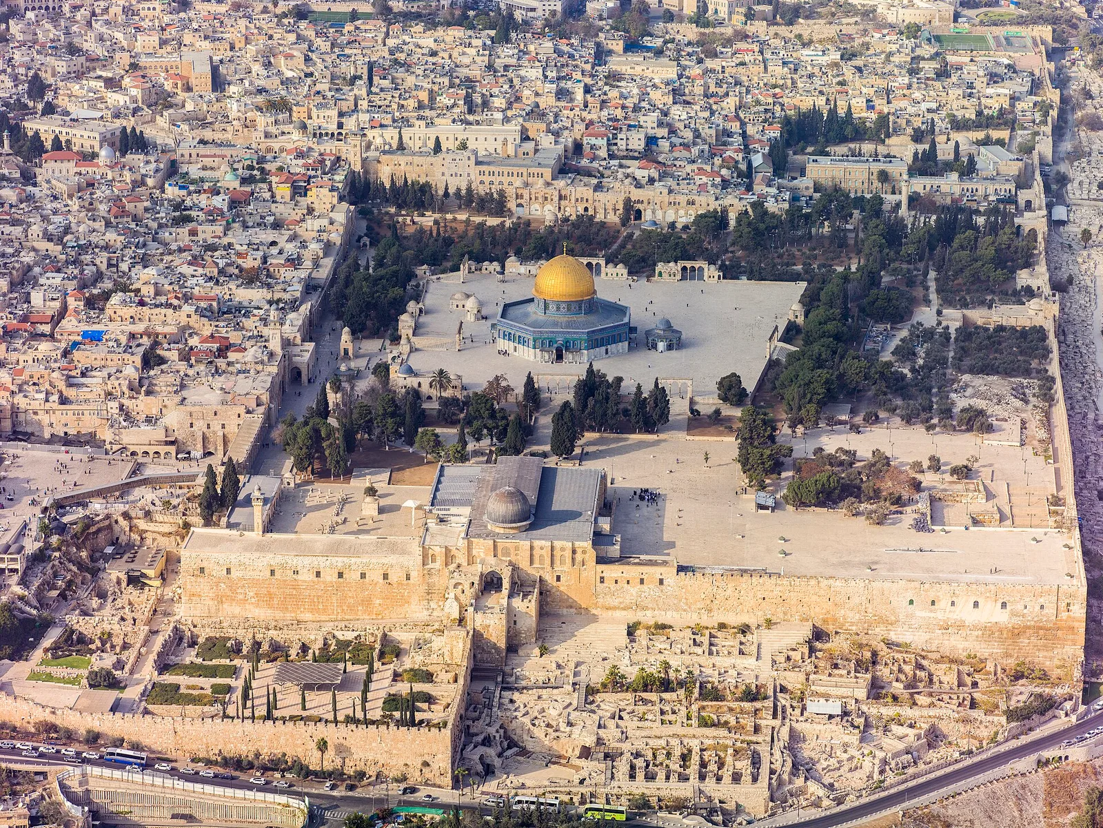 הר הבית / אל־חרם א־שריף. רחבה מוגבהת בעיר העתיקה של ירושלים, קדושה ליהודים ולמוסלמים, ובה כיפת הסלע המוזהבת ומסגד אל־אקצא.
