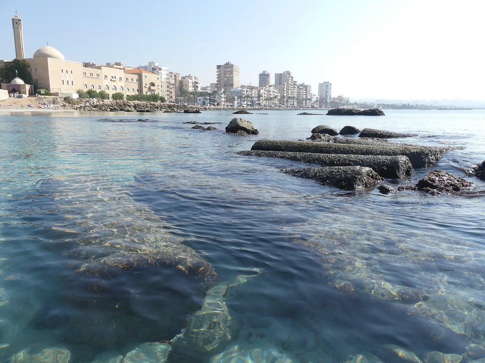 צור. עיר נמל פיניקית עתיקה בחוף דרום לבנון, ובה שרידים רומיים נרחבים על שפת הים.