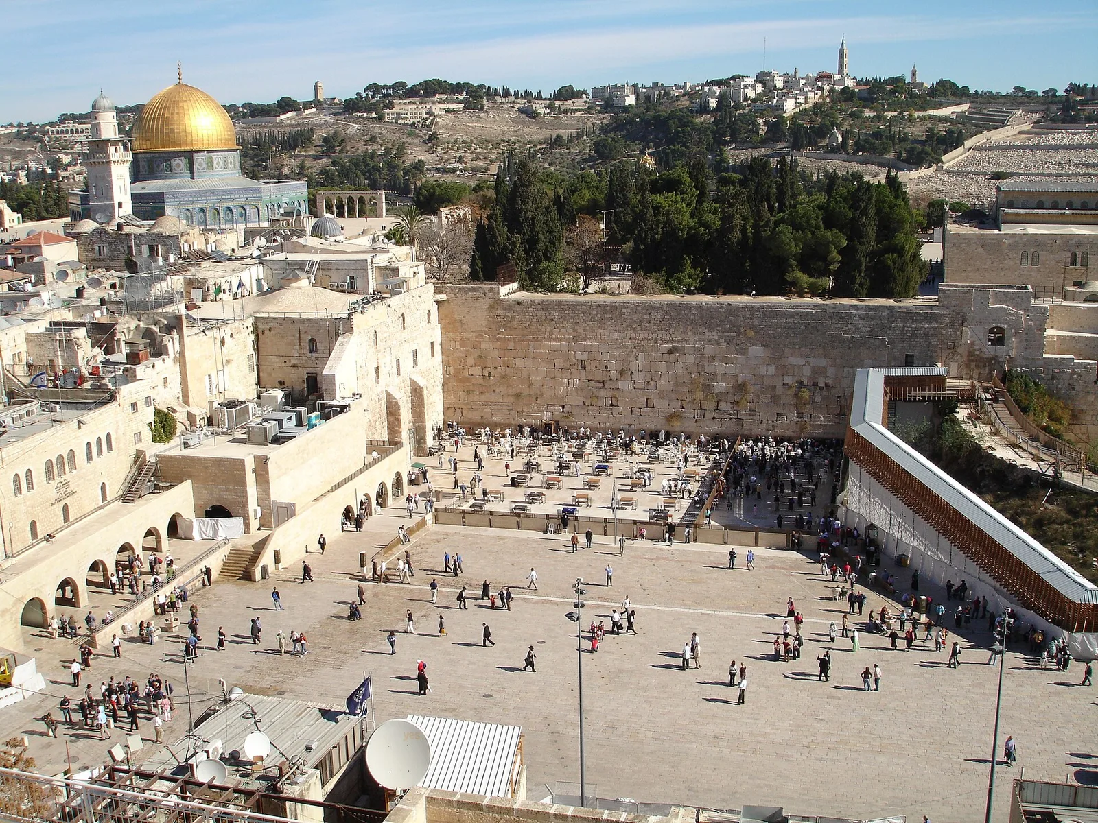 הכותל המערבי. קיר תמך ששרד ממתחם בית המקדש העתיק בעיר העתיקה של ירושלים, ומקום התפילה המרכזי של היהודים.